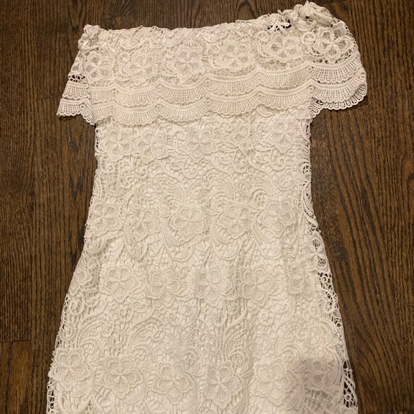 Dresses & Skirts - Strapless Lacey dress